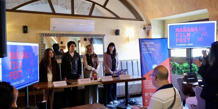 En el Hotel Casa Postal se llevó a cabo la conferencia del Mañana Film Festival, que estuvo presidida por Viridiana Domínguez, Comisionada de Filmaciones del Estado de Querétaro y representante de la Secretaría de Turismo del Estado; Estefanía Palacio, productora de Mañana Film Festival 2026; Ximena Domínguez, estudiante universitaria de cine y parte de la Selección Oficial; y Ángel Tomasis, cineasta queretano emergente.