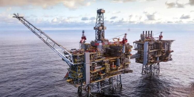 Precios del petróleo suben tras cierre de oleoducto saudí