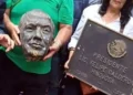 Decapitan estatua de Calderón en Los Pinos