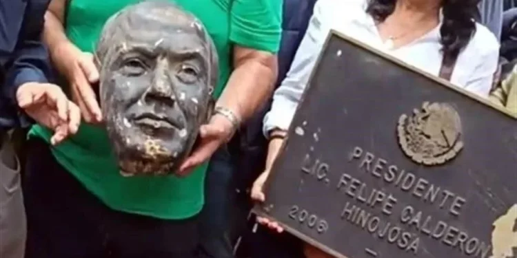 Exelectricistas del SME boicotean foro de Felipe Calderón y decapitan su estatua en Los Pinos