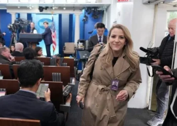 Permiten acceso a la Casa Blanca a medios vetados por Trump