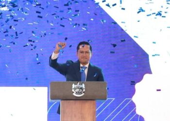 Chepe Guerrero mantiene la mano levantada para buscar la gubernatura de Querétaro