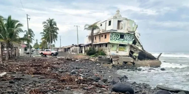 Huracán Polo golpea Colima: Destruye comercios, cierra el puerto de Manzanillo y activa alerta extrema