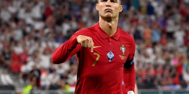 Cristiano es el máximo goleador del futbol internacional masculino con 146 goles. Su mayor logro con Portugal fue ganar la Eurocopa 2016.