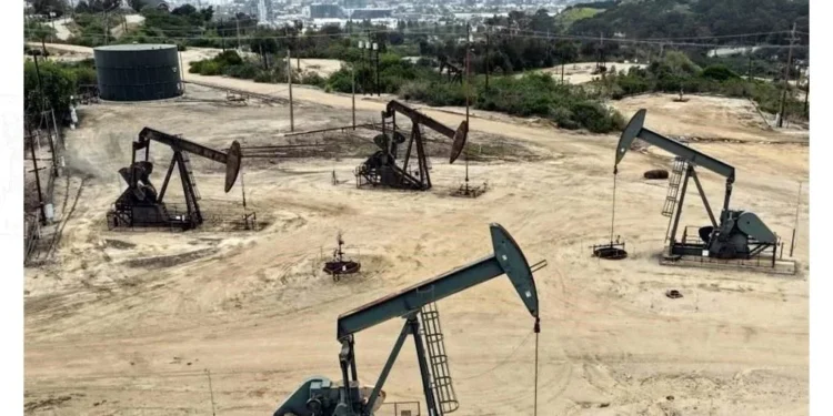 Precios del petróleo extienden pérdidas por tercera sesión pero resisten sobre los 100 dólares