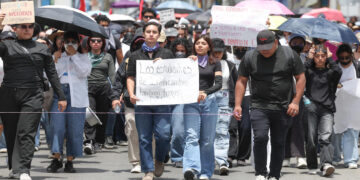 Estudiantes interrumpen desfile en Cuernavaca y exigen justicia por Claudia Tacoronte