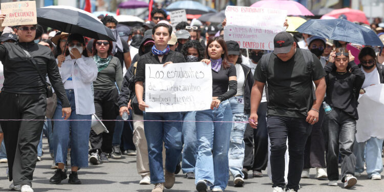 Estudiantes de la Universidad Autónoma del Estado de Morelos (UAEM) durante una manifestación para exigir justicia por el asesinato de la estudiante española Claudia Tacoronte Aguilera, este martes en Cuernavaca, Morelos