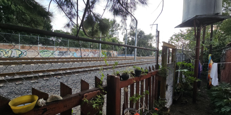 En la zona de El Tepetate viven ferrocarrileros activos, pensionados y familiares de aquellos que trabajaron en las vías. Algunos de ellos llevan asentados más de tres décadas en las “casetas” de la zona, que es como conocen a sus hogares, y las cuales se encuentran a unos 15 metros de distancia del paso del tren.
