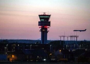 Suspende FAA algunos vuelos en EU por falla de comunicación