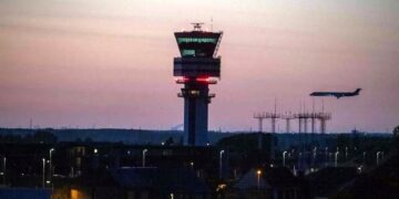 Suspende FAA algunos vuelos en EU por falla de comunicación