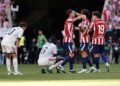 El Atlético se impone al Madrid en un derbi con mucha tensión y polémica