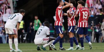 El Atlético se impone al Madrid en un derbi con mucha tensión y polémica