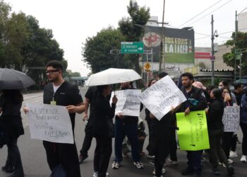 Médicos residentes del Hospital General de México protestan tras brote de salmonella