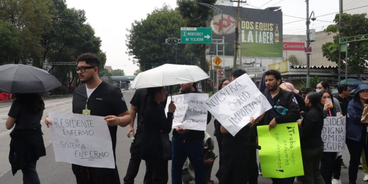 Médicos residentes bloquean avenida Cuauhtémoc por brote de salmonella
