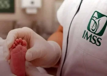 Entrega IMSS dos recién nacidas a familias equivocadas