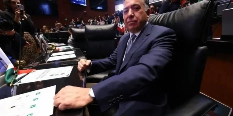 Arropan al senador Enrique Inzunza en el Pleno pese a señalamientos