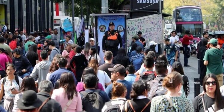 Capitalinos cruzan el Eje central hacia la Calle Madero en el Centro Histórico, uno de los puntos más transitados de la CDMX
