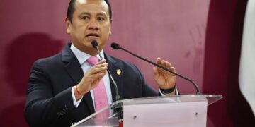 Renuncia Carlos Torres Piña como fiscal de Michoacán