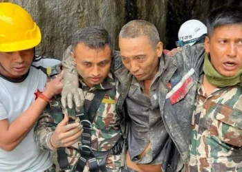 Rescatan vivas a otras 2 personas a 10 días de deslaves