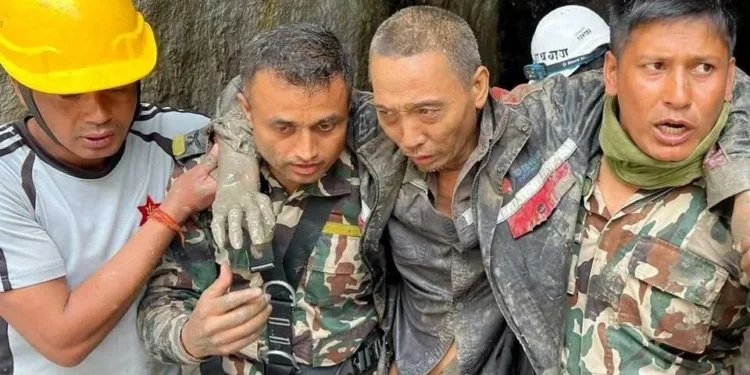 Rescatan a dos sobrevivientes tras 10 días atrapados en Nepal