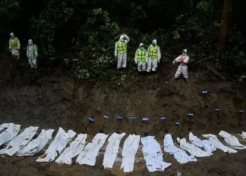 Suman más de mil muertos por deslave en Nepal