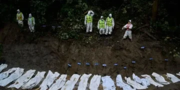 Suman más de mil muertos por deslave en Nepal