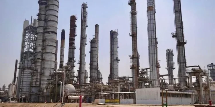 Claudia Sheinbaum confronta a directivos de Pemex ante desplome en producción de refinerías