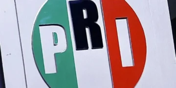Cae empleado de oficina del PRI con montón de billetes