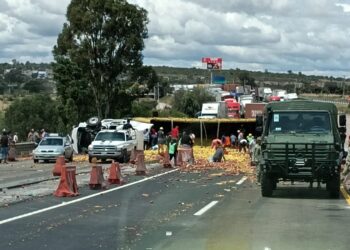 Cerrada la México-Querétaro, a la altura de Palmillas, por volcadura de tráiler
