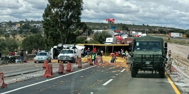 Vuelca tráiler con fruta y bloquea por completo la autopista México-Querétaro