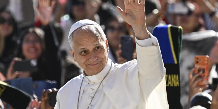El papa León XIV saluda a los fieles durante la audiencia general semanal en la plaza de San Pedro, Ciudad del Vaticano, el 23 de septiembre de 2026