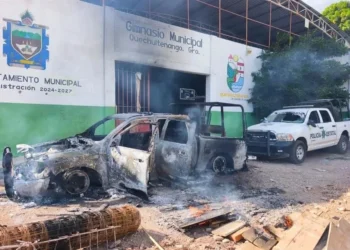 Retienen a militares; queman sus patrullas