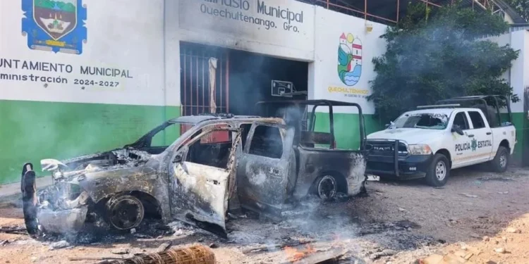 Encapuchados desarman y retienen a 29 militares y policías en Quechultenango, Guerrero