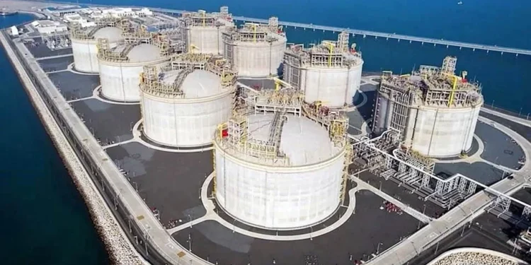 Precios del petróleo caen ante nuevas rutas de Arabia Saudita pero se mantienen sobre los 100 dólares