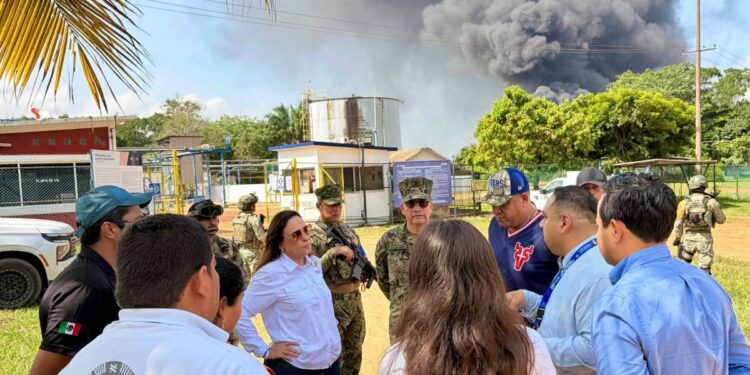 Rocío Nahle en puesto de mando por explosión en planta de sal de Jáltipan
