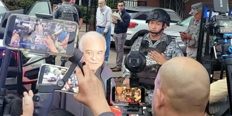 Ernesto Ruffo llega a su casa en Ensenada bajo el resguardo de la Guardia Nacional