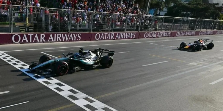 George Russell gana el Gran Premio de Azerbaiyán y revive en la pelea por el campeonato