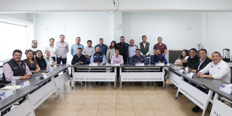 Ernesto Mejía evalúa el avance de proyectos de obra social con alcaldes de Querétaro