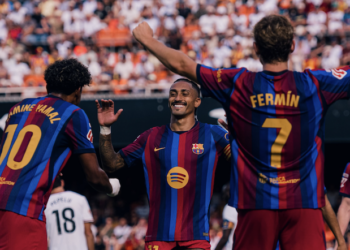 El Barça arrasa en Mestalla y se coloca como líder absoluto