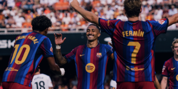 El Barça arrasa en Mestalla y se coloca como líder absoluto