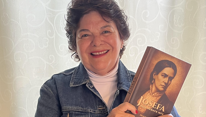 Araceli Ardón, escritora de "Josefa, muy señora mía”. La autora conoce muy bien los pliegues del poder y nos permite mirar aquello que se esconde detrás de las buenas intenciones: la vanidad, el deseo de trascender, la necesidad de dejar una huella, aunque para lograrlo haya que apropiarse de las huellas de quienes estuvieron antes.