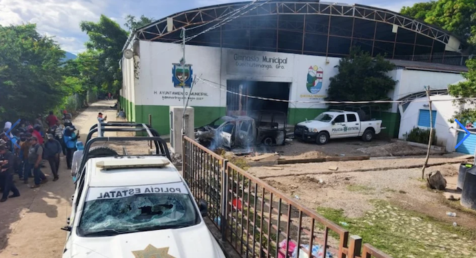 Los agentes federales y estatales permanecen retenidos en el comedor comunitario de Quechultenango.