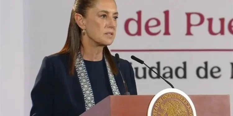 Claudia Sheinbaum prohíbe el uso de celulares en primarias y secundarias de México