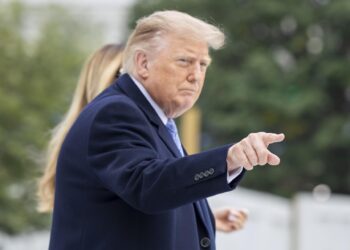 El juez cuestiona el proceso usado por Trump para vetar en la Casa Blanca a tres medios