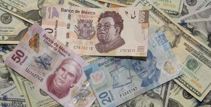 Peso mexicano tropieza frente al dólar y cae a niveles no vistos desde abril