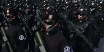 Desfilan tropas por el 216 aniversario de la Independencia