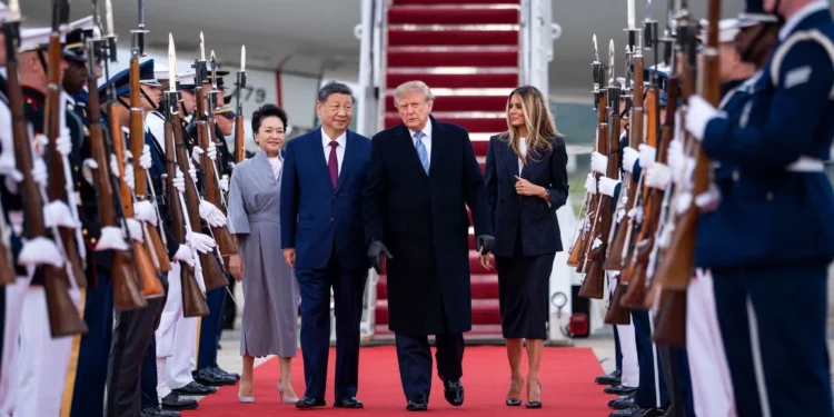 Trump recibe a Xi Jinping con inusual pompa militar y pacta prórroga comercial