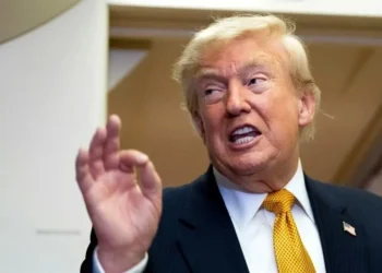 Amenaza Trump suspender comercio si Fed no recorta tasas