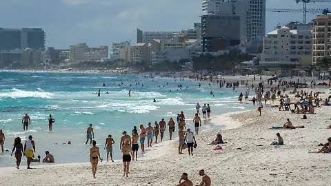 Tráfico de turistas en playas mexicanas se desploma este verano