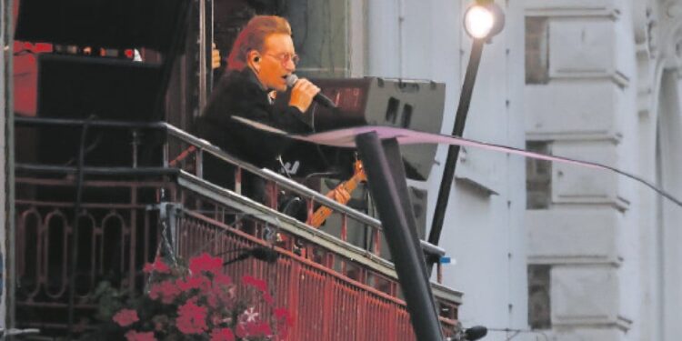 U2 regresa por sorpresa a su antiguo colegio en Dublín tras 50 años de su fundación